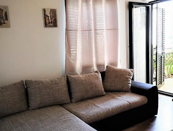 Maximilian #2 아파트 로비니