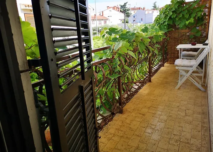 Maximilian #2 Apartment